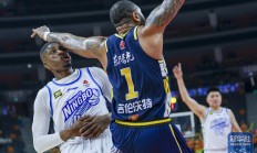 开云体育-篮球队员在赛场上碰撞出火花