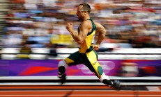 开云体育中国-赛道上的孤勇者，拉塞尔扛起全队，梅赛德斯险胜红牛二队