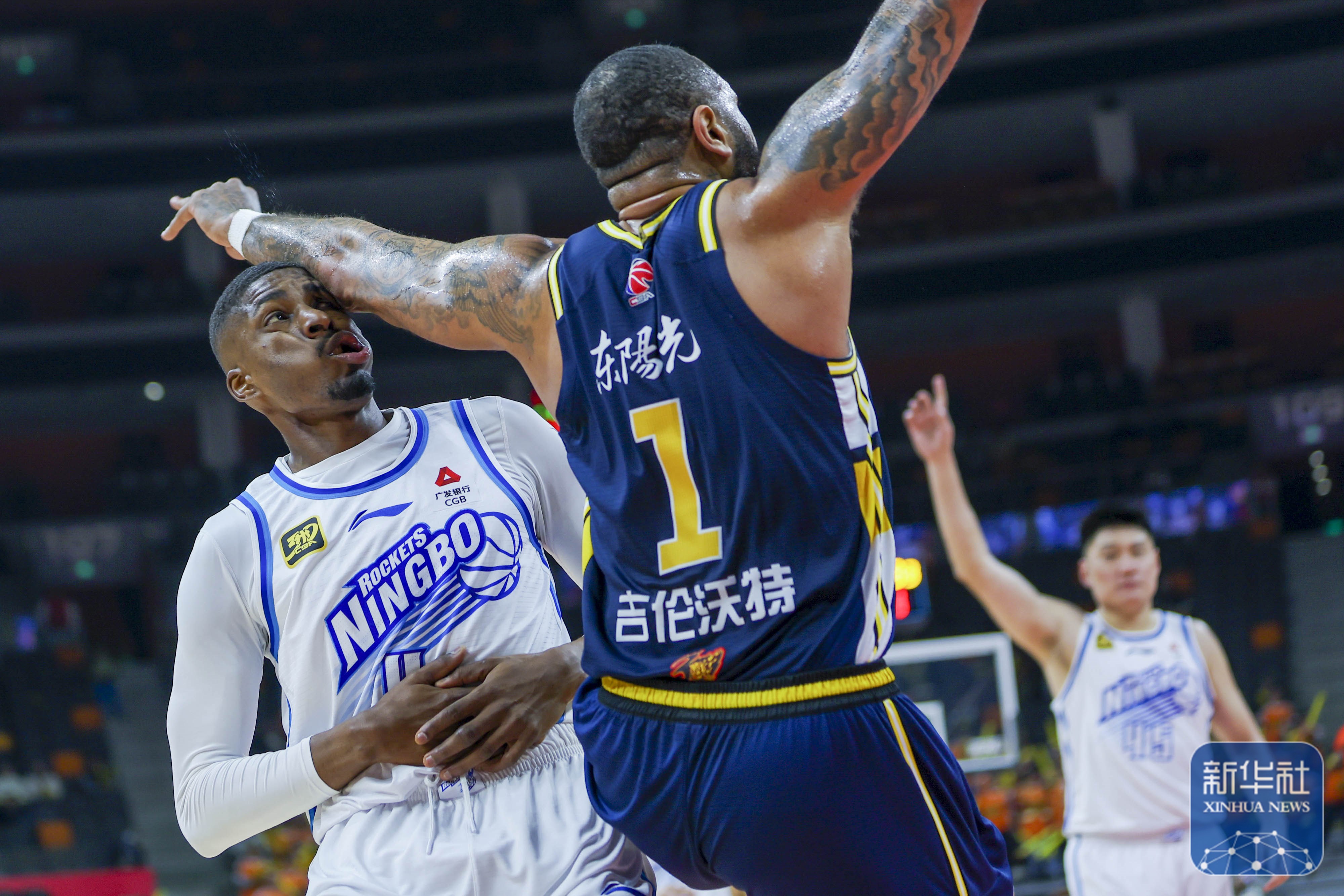 篮球队员在赛场上碰撞出火花