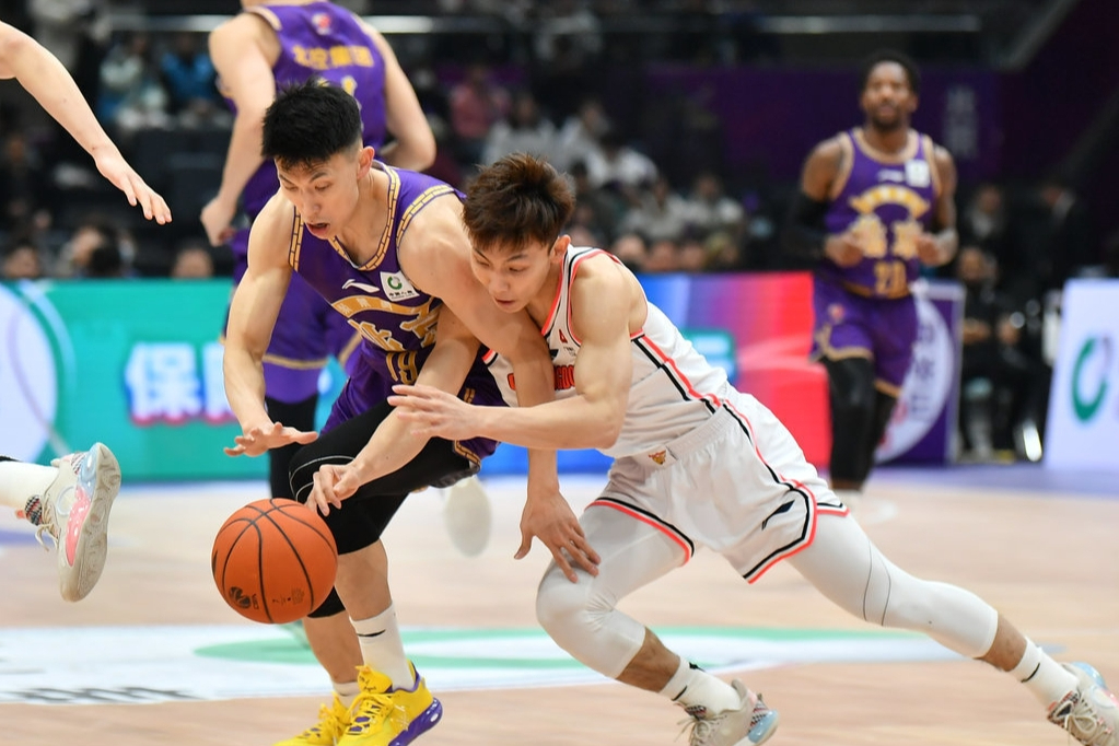 包含广东宏远队在比赛中经历场内外挑战，坚守胜利的词条