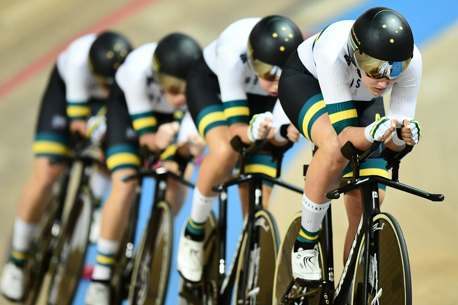 包含澳大利亚选手冲刺成功，获得自行车比赛金牌的词条