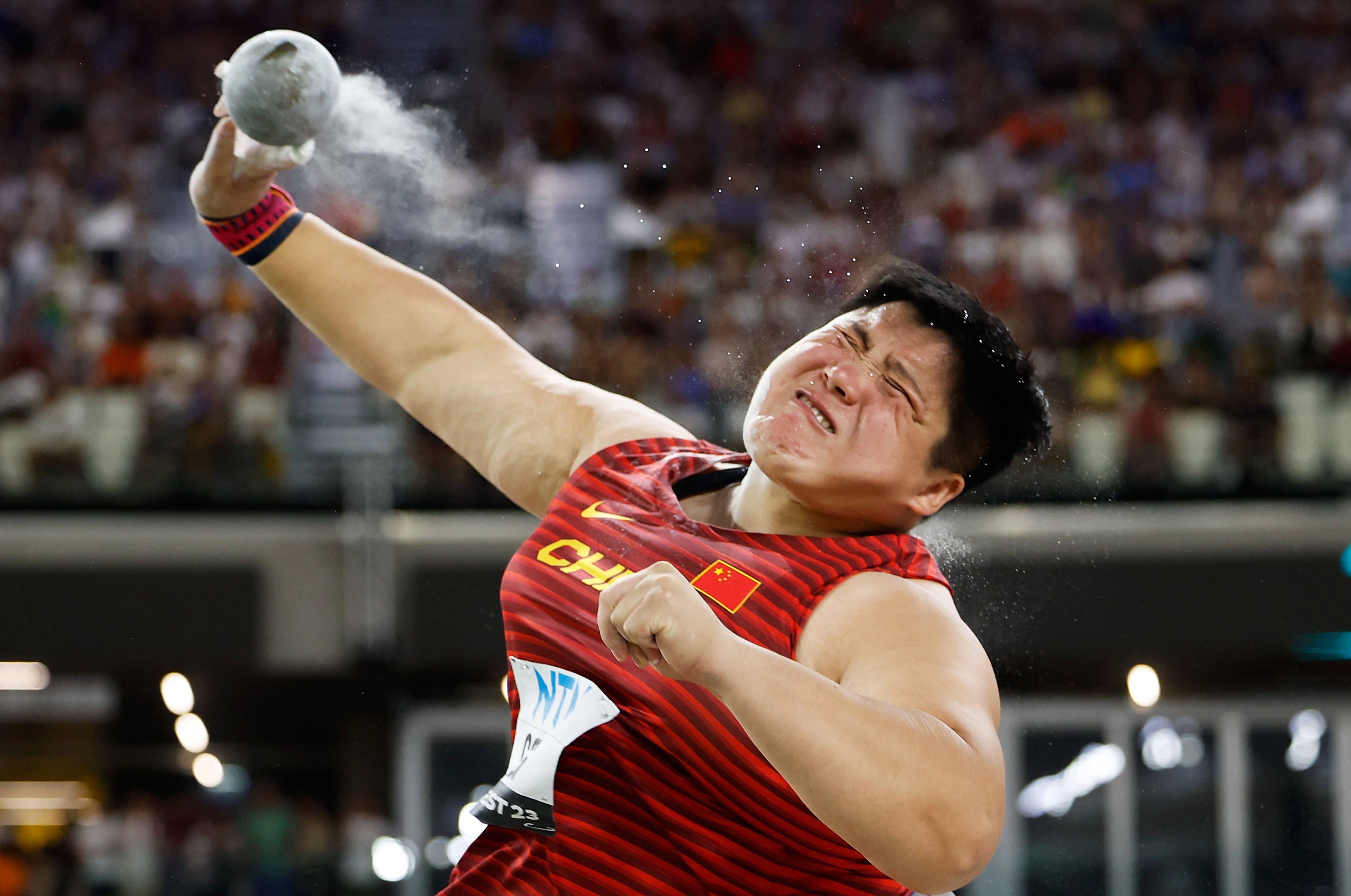 芬兰选手在田径赛场上夺冠，英姿飒爽的简单介绍