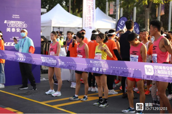 芬兰选手在田径赛场上夺冠，英姿飒爽的简单介绍