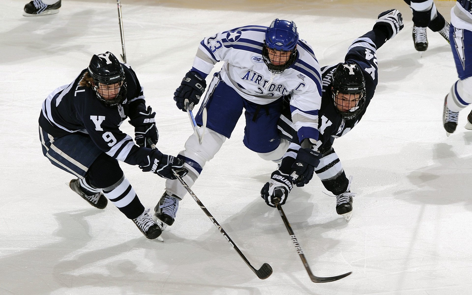 浓眉关键时刻连斩关键分，老鹰力克广东队展露冠军相