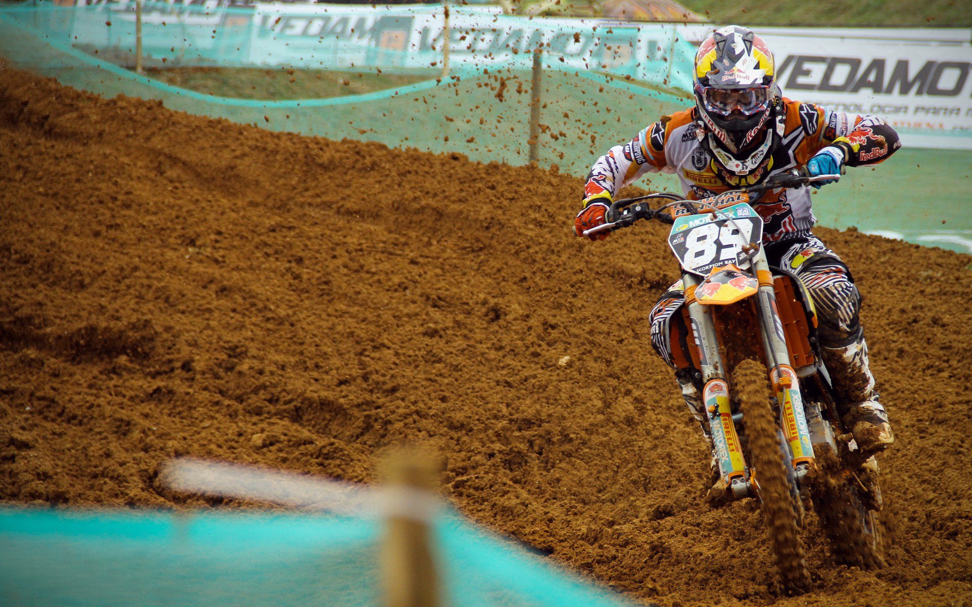 维斯塔潘点燃赛场，梅赛德斯上演史诗级翻盘