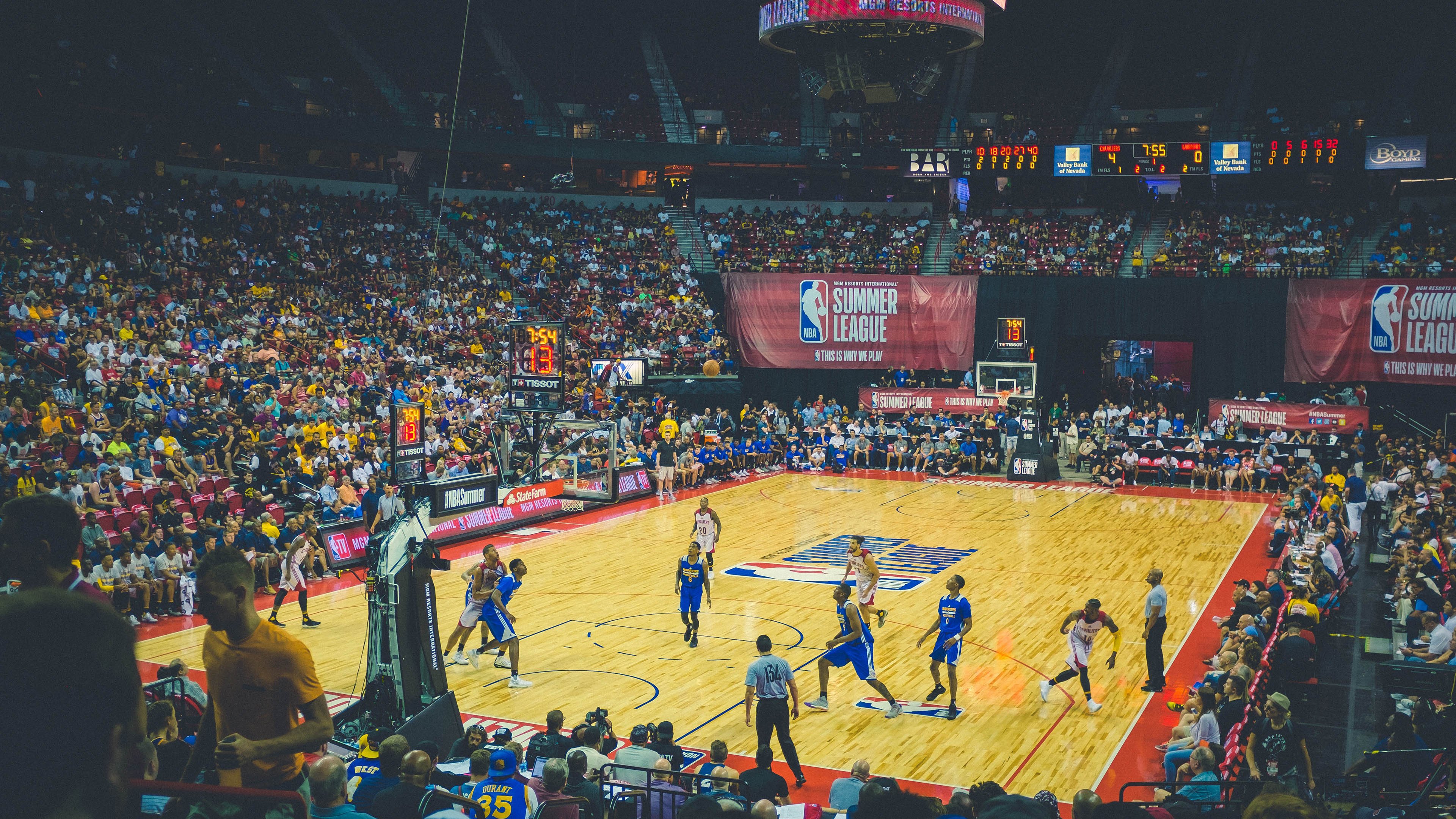 绿茵场与硬木地，德甲争冠焦点战与热火狂胜火箭的双重奏